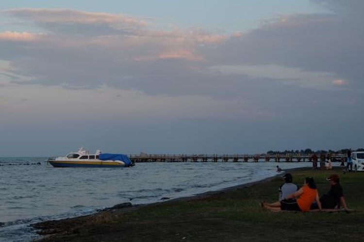 Wisatawan bersantai di Pantai Tirtamaya.