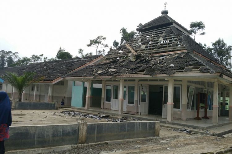 Data sementara BPBD Kabupaten Banjarnegara, ratusan bangunan rumah, sekolah, dan masjid di Dusun Kebakalan Desa Kertosari Kecamatan Kalibening Kabupaten Banjarnegara Provinsi Jawa Tengah rusak akibat gempa berkekuatan magnitudo 4,4.