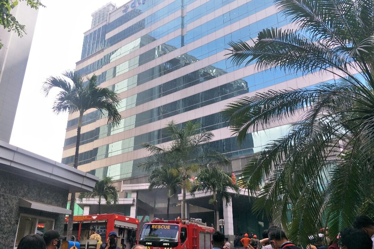 Kebakaran terjadi di Gedung Cyber di Jalan Kuningan Barat Raya, Mampang Prapatan, Jakarta Selatan, Kamis (2/12/2021), siang. 
