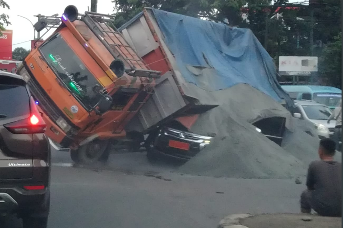 Tangkapan layar foto Pajero TNI tertimpa truk pasir di Depok, Jumat (23/12/2022).