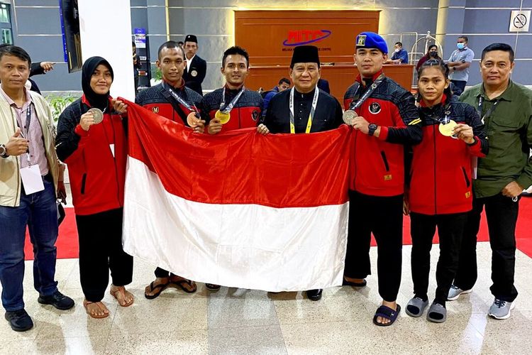 Syarief Hidayatullah Suhaimi gembira saat mempersembahkan Medali Emas, di World Pencak Silat Championship ke-19 Tahun 2022 di Melaka International Trade Centre (MITC), Melaka, Malaysia, 26 Juli-31 Juli 2022.