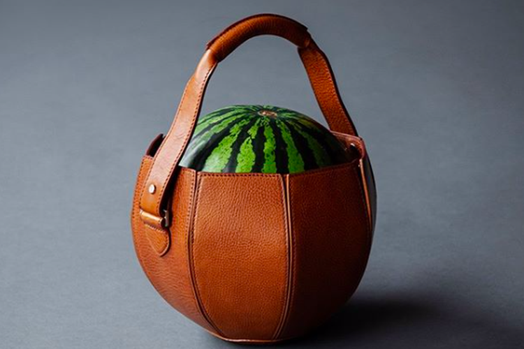 Tas mewah untuk mengangkut semangka karya pengrajin tas asal Jepang, Tsuchiya Kaban.