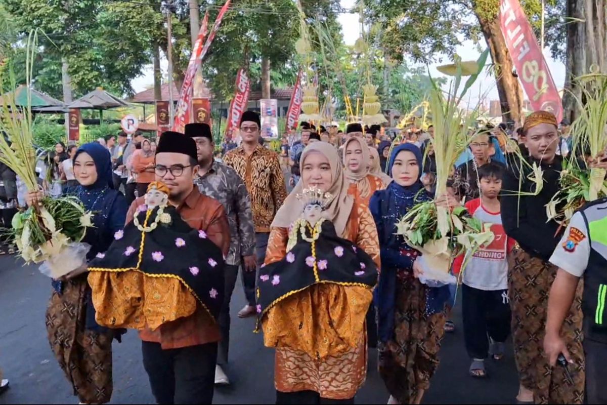 Prosesi kirab boneka manten dalam tradisi Manten Tebu di pabrik gula Modjopanggoong Tulungagung Jawa Timur, Jumat (09/05/2025).
