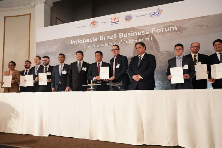 Menteri Koordinator Bidang Perekonomian Airlangga Hartarto menyaksikan penandatanganan Nota Kesepahaman antara pelaku usaha Indonesia dan Brasil dalam Indonesia-Brazil Business Forum, di Copacabana Palace, Rio de Janeiro, Kamis (21/11/2024).