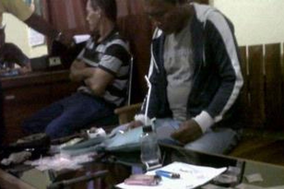 Ba (460) Bus antara provinsi hanya bisa diam dihadapan petugas bersama barang bukti sejumlah paket sabu sabu siap edar. Kamis,(07/06/2012).