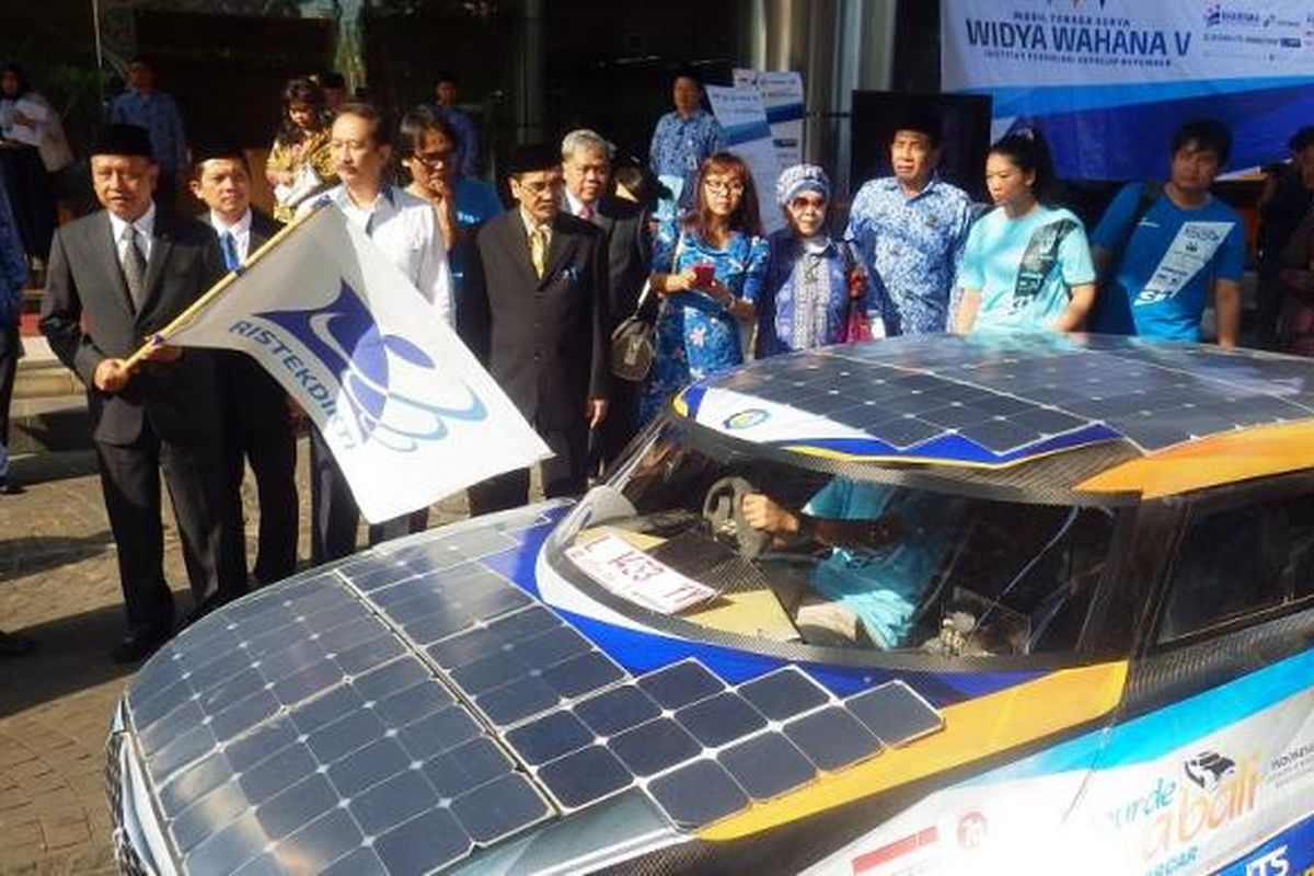 Menteri Riset, Teknologi, dan Pendidikan Tinggi, Muhammad Nasir, dalam peluncuran mobil listrik tenaga surya Widya Wahana V di Gedung BPPT, Jakarta, senin (17/8/2015). 