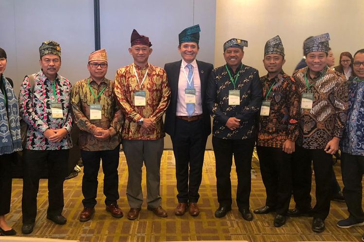Bupati Siak Alfedri berfoto bersama delegasi Indonesia usai pertemuan Forum Hutan Tropis atau Tropical Forest Alliance (TFA) Internasional yang dilaksanakan di Bogota, Kolombia, Selasa (7/5/2019).