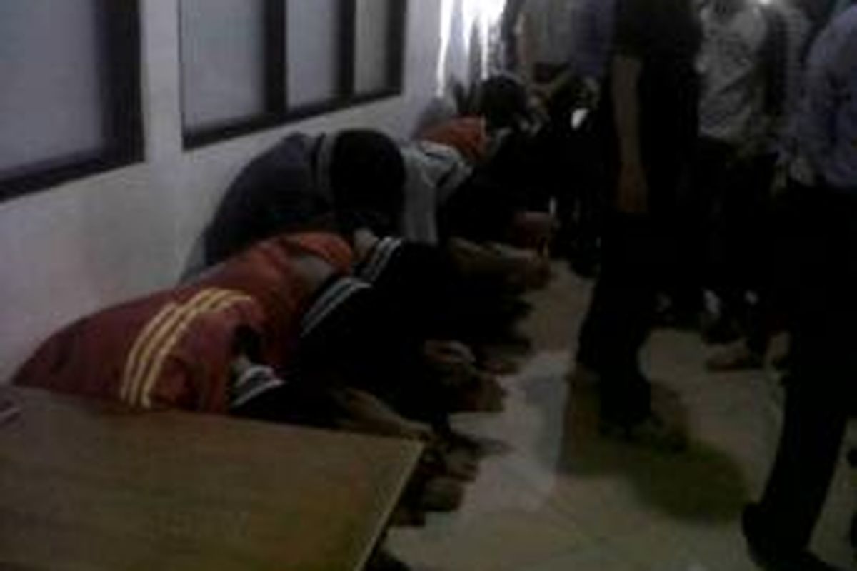 Satuan Reserse Narkoba Polrestro Jakarta Timur menggelar hasil tangkapan 10 tersangka pengguna narkoba jenis ganja berstatus pelajar SMP di Mapolrestro Jaktim, Kamis (11/6/2015).