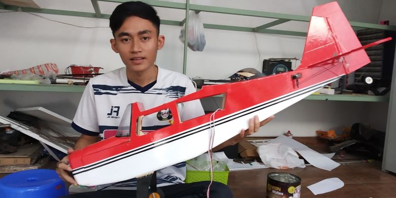 Kisah Pungki Buat Pesawat Aeromodelling Dari Tutup Botol Parfum Kini Raup Untung Jutaan Rupiah Halaman All Kompas Com