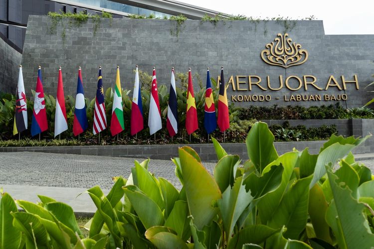 Terlibat beberapa bendera negara anggota ASEAN terpasang di halaman depan Hotel Meurorah, Laboan Bajo, Nusa Tenggara Barat (NTB), tempat berlangsungnya pembukaan Konfrensi Tingkat Tinggi (KTT) ASEAN ke-42 pada 9 Mei 2023.  