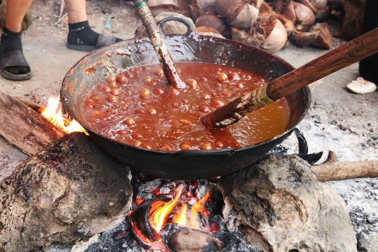 Mata Merah Juliana dan Tungku yang Tak Pernah Padam Menyambut Lebaran Ketupat