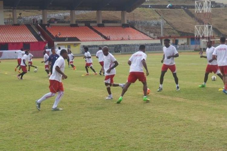 Tampak sejumlah pemain Persipura Jayapura seperti Boaz Solossa dan Bio Paulin mengikuti latihan terakhir di Stadion Mandala Jayapura pada Kamis (28/4). Persipura akan menghadapi Persija Jakarta dalam pertandingan perdana kompetisi sepakbola Torabica Soccer Championship 2016 pada Jumat (29/4) di Mandala. 

20160428FLO

Fabio M Lopes Costa