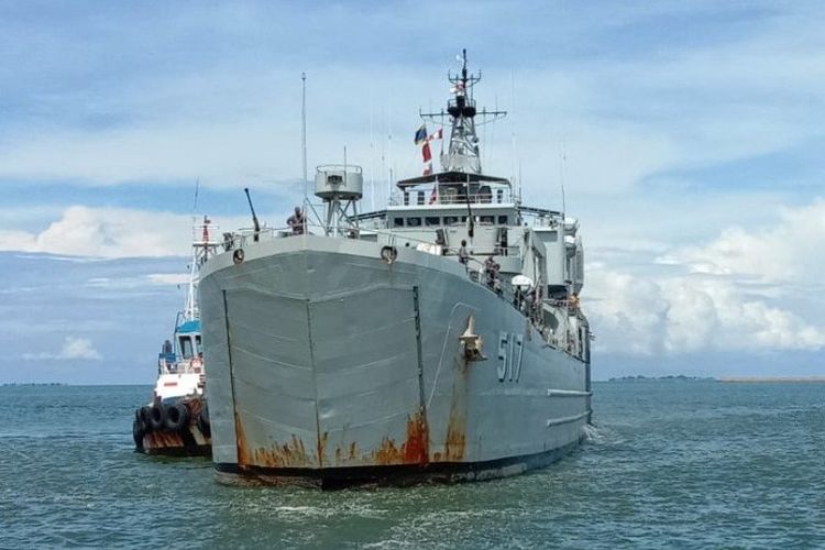 KRI Teluk Ende yang dikerahkan Lantamal VI untuk mengangkut bantuan kebutuhan pokok dan relawan di lokasi bencana gempa bumi di Sulbar, Jumat (15/1/2021). 