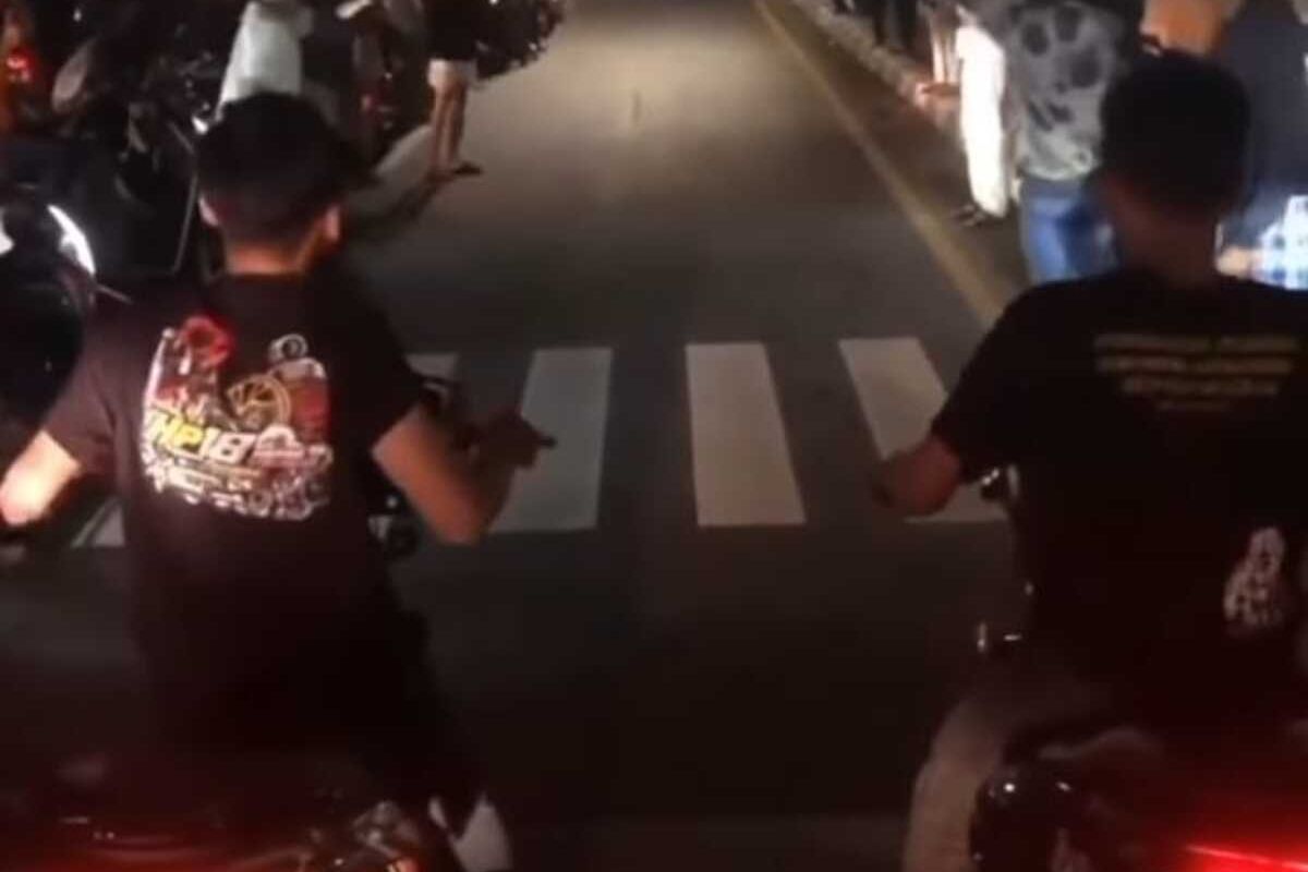 Ajang balap liar yang dilakukan para remaja masih terus terjadi di ruas jalan utama di Kota Makassar, bahkan menimbulkan kerumunan penonton yang tidak mematuhi protokol kesehatan.