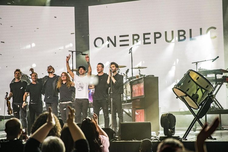 OneRepublic saat tampil di Glasgow.