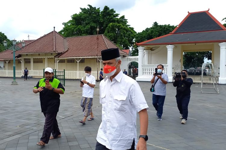 Gubernur Jawa Tengah Ganjar Pranowo melayat Buya Syafii Maarif di Masjid Gedhe Kauman Yogyakarta, Jumat (27/5/2022)
