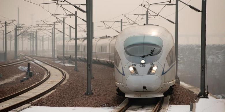 Sebuah kereta api cepat China memasuki stasiun Provinsi Hebei.