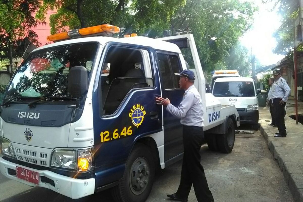 Suku Dinas Perhubungan Jakarta Selatan menggelar razia bemo di Stasiun Manggarai, Senin (3/7/2017).