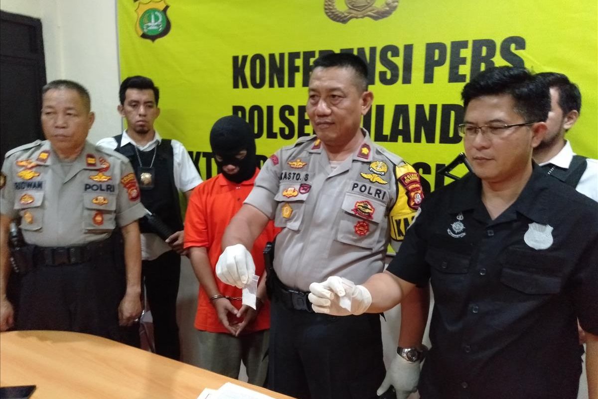 Kapolsek Cilandak, Ajun Komisaris Besar Kasto Subki (tengah) dan Kanit Polsek Cilandak Iptu Sofyansuri (kanan) merilis kasus penangkapan pengedar sabu di Polsek Cilandak, Selasa (2/7/2019)