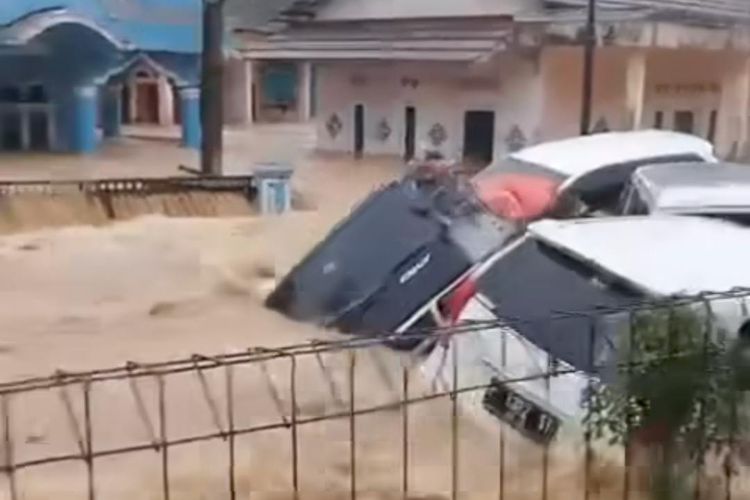 Detik-detik Sejumlah Mobil Terseret Banjir Bandang di Sukabumi, Tak Ada Korban Jiwa