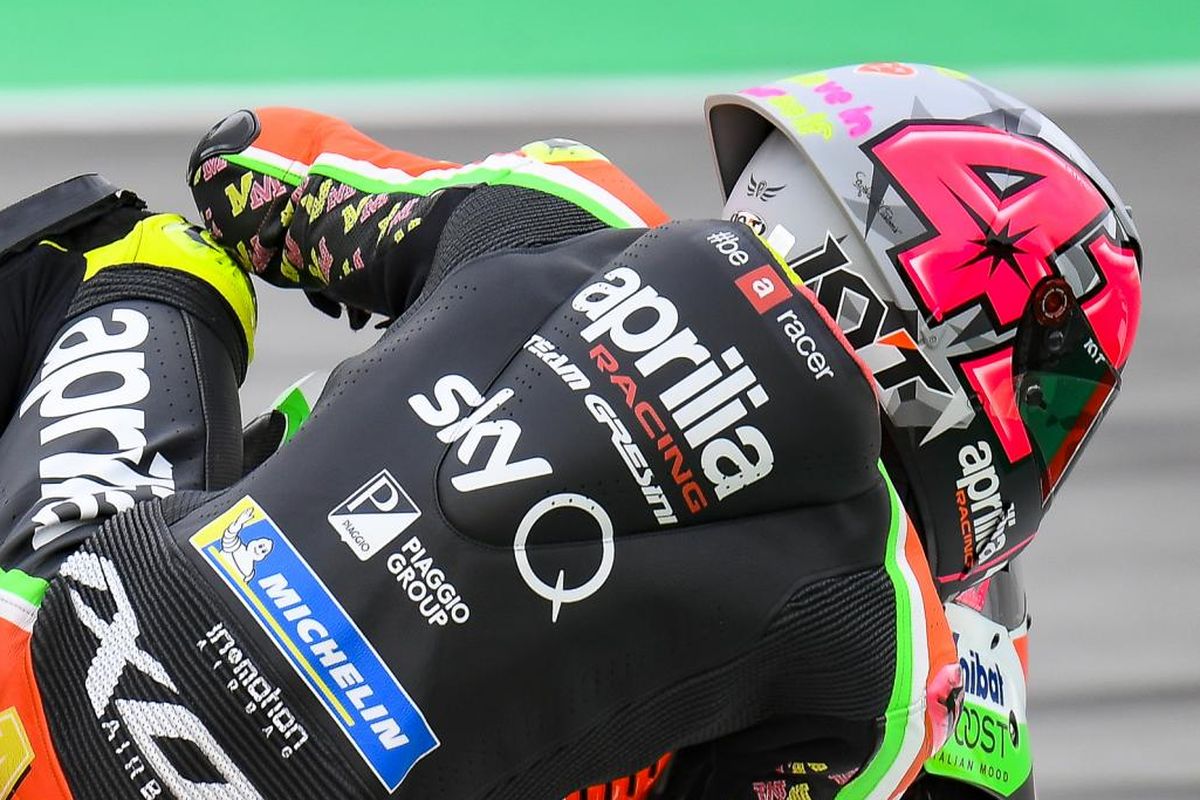 Aleix Espargaro menggunakan helm Shark saat berlaga di GP Catalunya 2019.