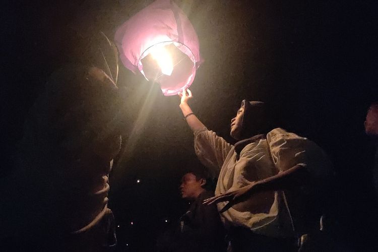 Lampion berserakan di langit di atas Bukit Menoreh pada Kalurahan Pendoworejo, Kapanewon Girimulyo, Kabupaten Kulon Progo, Daerah Istimewa Yogyakarta. Pengunjung rumah makan Kopi Ingkar Janji menerbangkan lampion itu untuk menyambut pergantian tahu 31 Desember 2022 – 1 Januari 2022.