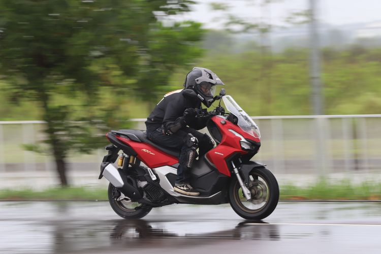 Test ride Honda ADV 160 di fasilitas safety riding AHM di Cikarang, Jawa Barat.