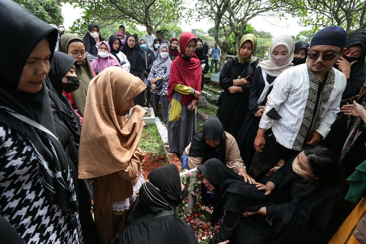 Yusnia, ibu salah satu korban robohnya tembok sekolah MTsN 19 Pondok Labu, Jakarta, Dendis Al Latif  tak kuasa menahan haru saat pemakaman anaknya di TPU Kampung Kandang, Jakarta Selatan, Jumat (7/10/2022) . Peristiwa ini mengakibatkan 3 orang siswa meninggal dunia dan 3 lainnya luka-luka.