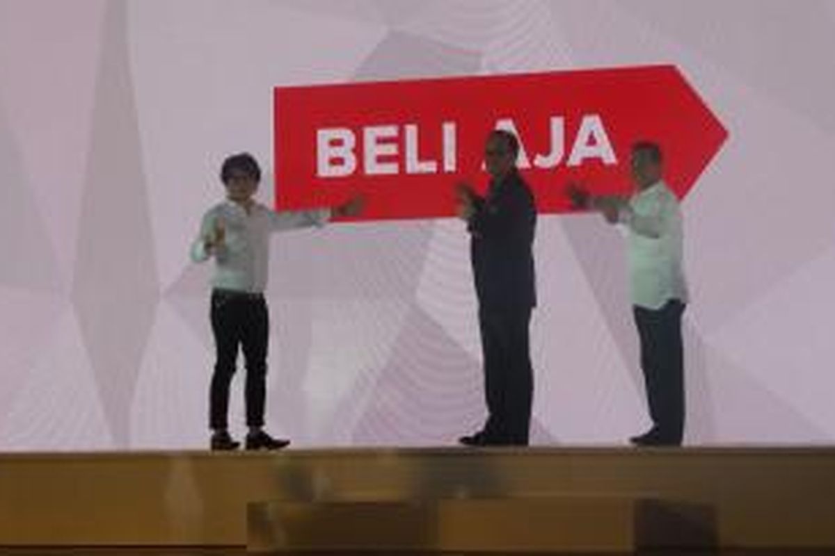 CEO MatahariMall.com Hadi Wenas (kiri), Ketua Umum Kamar Dagang dan Industri Indonesia (Kadin) Suryo Bambang Sulisto (tengah), dan Chairman MatahariMall.com Emirsyah Satar (kanan) pada peluncuran MatahariMall.com di Potato Head Garage, Rabu (9/9/2015).
