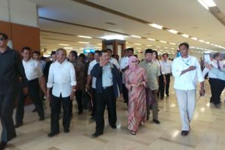 Cawapres Jusuf Kalla bersama istrinya, Mufida Kalla, saat tiba di Bandara Sultan Hassanudin, Makassar, Senin (7/7/2014).