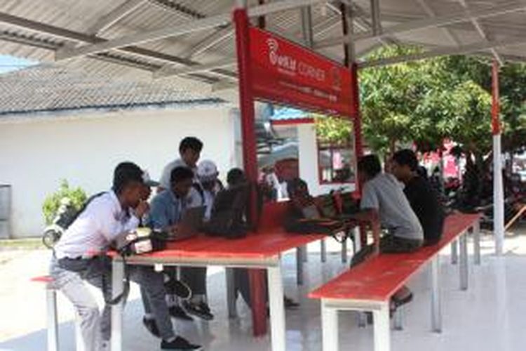  Sejumlah pelajar di Kabupaten Nunukan, Kalimantan Utara memanfaatkan jaringan internet di wifi corner milik Telkomsel. Untuk memberi kemudahan masyarakat perbatasan mengakses internet, Telkomsel telah menambah 10 menara BTS di Nunukan.