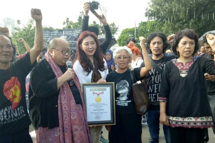 Pendiri Museum Rekor Indonesia, Jaya Suprana, memberikan rekor aksi tergigih untuk aksi Kamisan, pada 