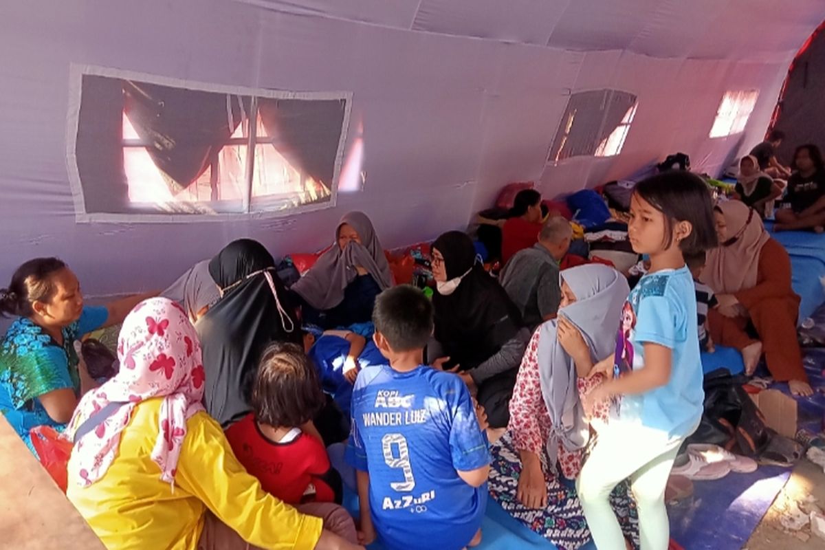Warga korban kebakaran di Kampung Kojan, Kalideres, Jakarta Barat, mengungsi di tenda pengungsian, Sabtu (9/4/2022).