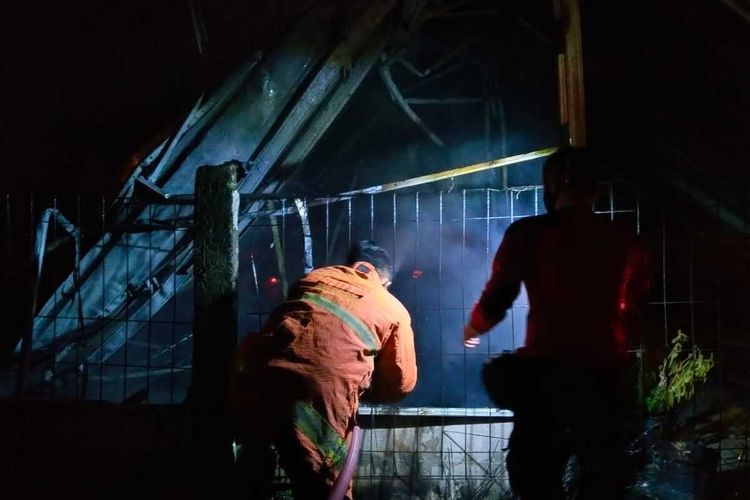 Petugas pemadam kebakaran tengah berupaya memedamkan api saat kebakaran sebuah rumah makan di Perumnas Telukjambe, Desa Sukaluyu, Kecamatan Telukjambe Timur, Karawang, Minggu (29/8/2021) dini hari