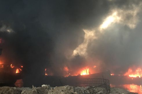 Kebakaran di Pelabuhan Muara Baru Meluas, 15 Kapal Kini Hangus