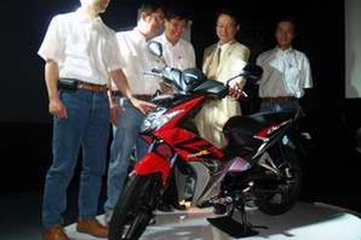 Jajaran direksi AHM bersama produk baru andalan mereka, Honda Blade 110R
