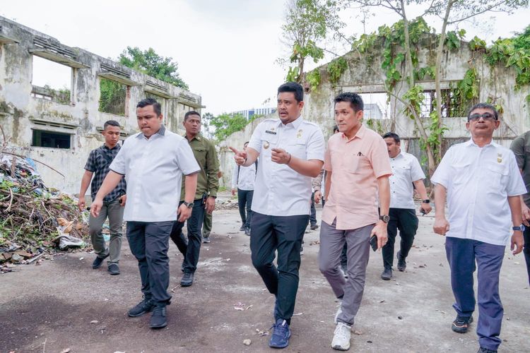 Wali Kota Medan Bobby Nasution saat meninjau Gedung Warenhuis didampingi Kepala Dinas (Kadis) Perumahan Kawasan Permukiman Cipta Karya dan Ruang (PKPCKTR) Kota Medan Endar Sutan Lubis dan Kadis Sumber Daya Air Bina Marga Bina Konstruksi (SDABMBK) Topan OP Ginting, Camat Medan Barat Lilik, serta pihak konsultan, Rabu (7/6/2023).
