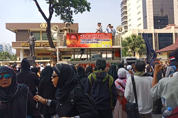 Sekelompok massa dari PA212 dan FPI berdemo di depan Mabes Polri, Jakarta Selatan, Jumat (13/12/2019).