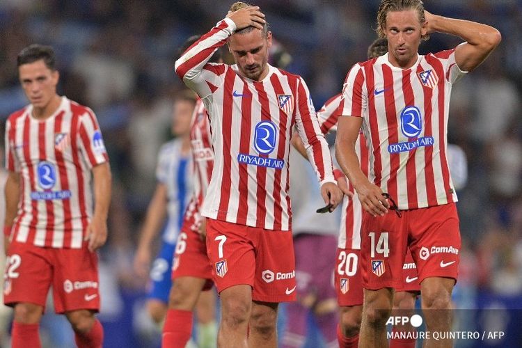 Gelandang Atletico Madrid asal Spanyol #14 Marcos Llorente dan penyerang Atletico Madrid asal Prancis #07 Antoine Griezmann bereaksi di akhir pertandingan sepak bola liga Spanyol antara RCD Espanyol vs Atletico Madrid di Stadion RCDE di Cornella de Llobregat pada 17 Agustus 2025.
MANAURE QUINTERO / AFP