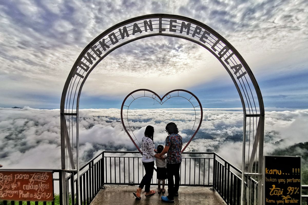 Visitors at one of the photo spots in Tongkonan Lempe, Lolai, North Toraja.