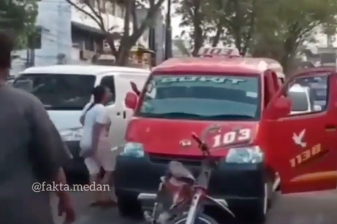 Tak Terima Motor Disenggol, Emak-emak Lempar Batu ke Sopir Angkot