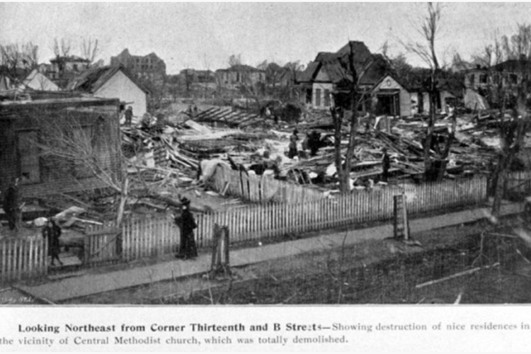 Tangkapan layar suasana pasca-tornado Enigma Outbreak 19 Februari 1884 di AS