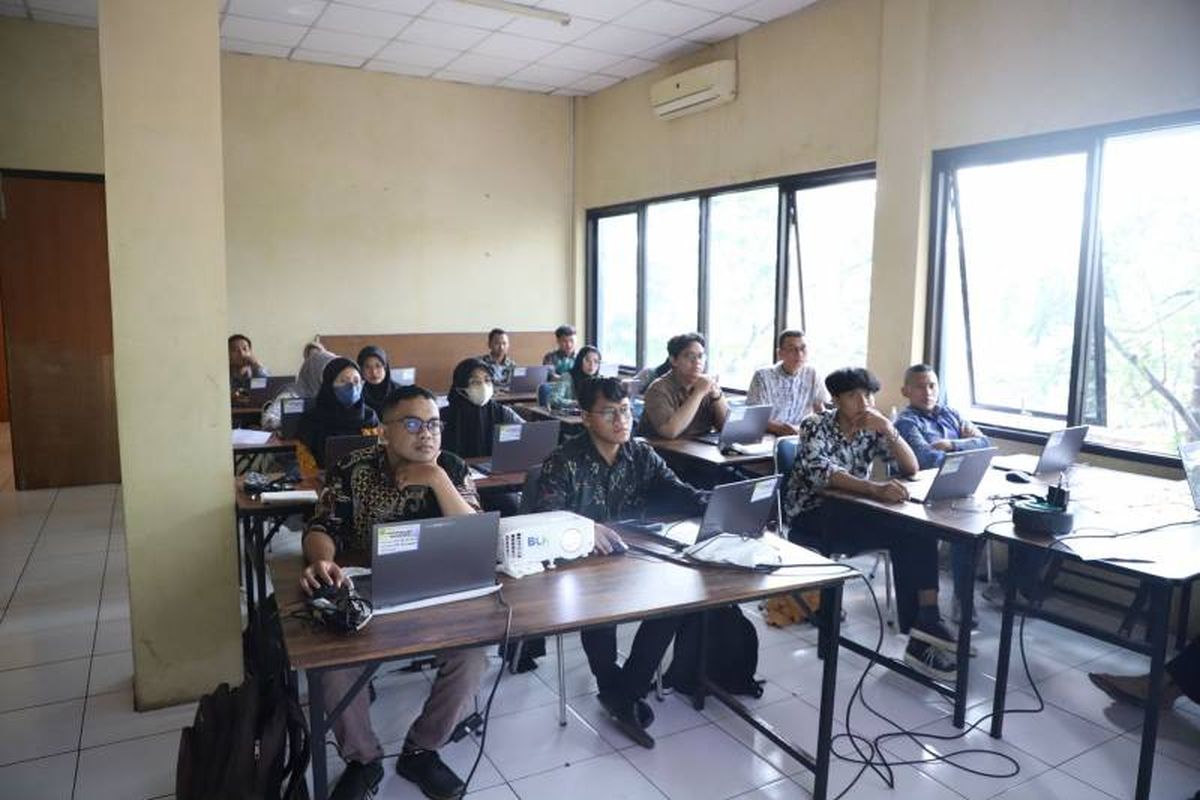 Pemerintah Kota (Pemkot) Tangerang melalui Dinas Ketenagakerjaan (Disnaker) Kota Tangerang menghadirkan program Kelas Bahasa Asing Gratis bagi masyarakat yang ingin bekerja di luar negeri.