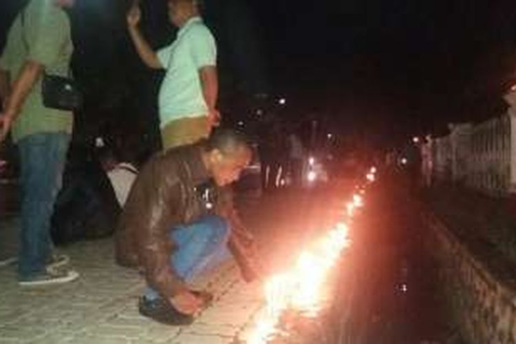 Warga Kota Kupang, Nusa Tenggara Timur (NTT) menggelar aksi sejuta di trotoar depan Rumah jabatan Gubernur NTT. Terlihat, calon Wakil Wali Kota Kupang dari jalur independen, Viktor Manbait sedang membakar lilin 