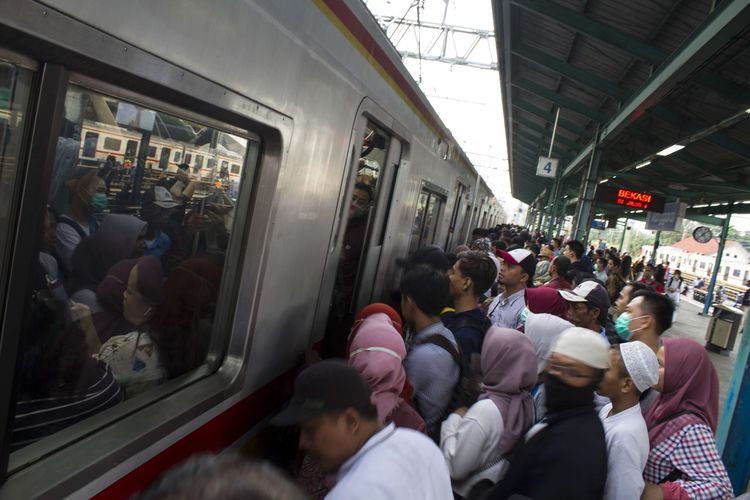 Suasana keramaian penumpang Kereta Rel Listrik (KRL) di Stasiun Manggarai, Jakarta Selatan, Jumat (14/2/2020). Mulai Kamis (13/2/2020), malam hari dilakukan rekayasa pola operasi KRL hingga tanggal 23 Februari mendatang hal tersebut sebabkan penumpukan penumpang.