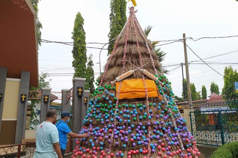 Pohon Natal Unik di Gereja Katedral Purwokerto, Dibuat dari Sapu Lidi, Dilengkapi Masker dan Suntikan