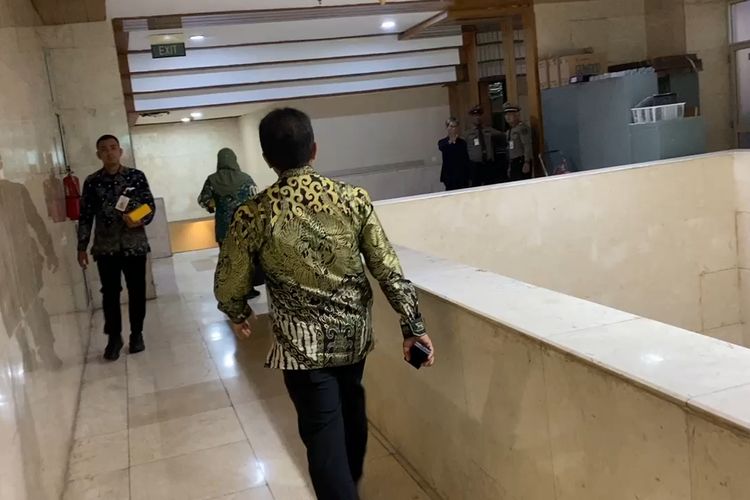 Sekretaris Jenderal DPR Indra Iskandar (berbaju batik hijau) saat menghindar dari wartawan karena ditanya tentang pencegahan pergi ke luar negeri oleh KPK, di Kompleks Parlemen Senayan, Jakarta, Rabu (6/3/2024).