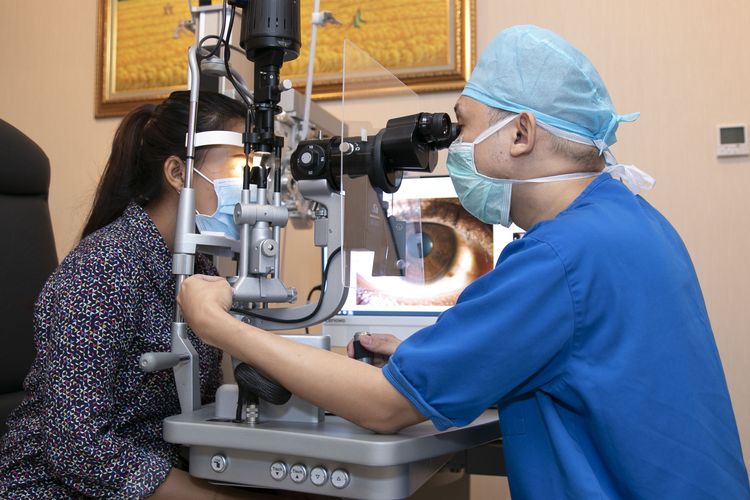 Pemeriksaan mata di layanan kesehatan di JEC Eye Hospitals and Clinics