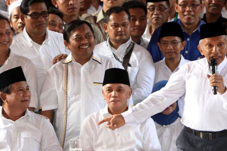 Ketua Majelis Pertimbangan Pusat PAN Amien Rais, berbicara saat deklarasi pencapresan Prabowo Subianto dan bakal cawapres Hatta Rajasa, di Jakarta Timur, Senin (19/5/2014).  Prabowo dan Hatta yang diusung enam partai, yaitu Gerindra, PAN, PKS, PPP, Golkar, dan PBB ini akan mendaftarkan diri ke KPU pada Selasa esok hari. TRIBUNNEWS/HERUDIN