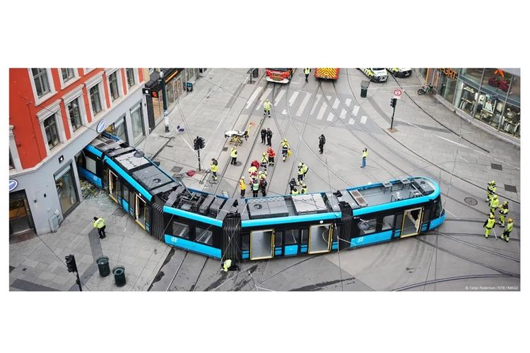 Trem tabrak toko Apple di Oslo, Norwegia